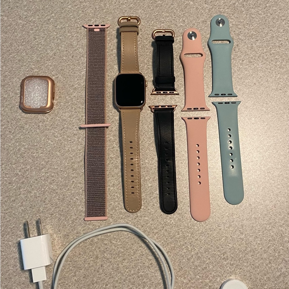 Apple Watch Series 4 GPS 40mm Gold Aluminum Case With Pink Sand Sport Loop